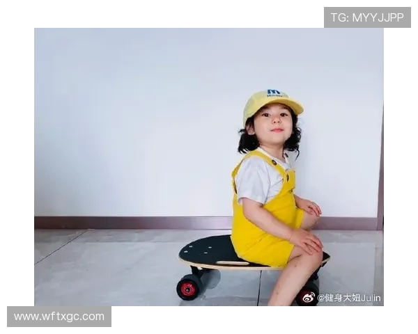 11个月的萌娃滑滑板走红，萌娃妈妈：她很喜欢，还没学会走路就学会了滑板